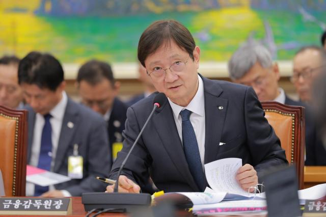 이찬진 금융감독원장이 21일 오후 서울 여의도 국회 정무위원회에서 열린 금융감독원 등에 대한 국정감사에서 의원 질의에 답변하고 있다 사진유대길 기자