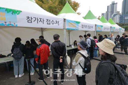 [포토] 2025 한강 걷기대회, 길게 줄서서 참가자 접수하는 시민들