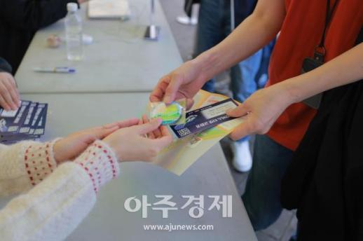 [포토] 2025 한강 걷기대회, 완주기념 뱃지와 한강버스 탑승권 받아요