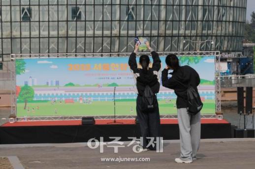 [포토] 2025 한강 걷기대회, 완주증 들고 기념사진 찰칵