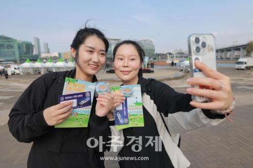 [포토] 2025 한강 걷기대회, 완주 기념 인증샷 찰칵