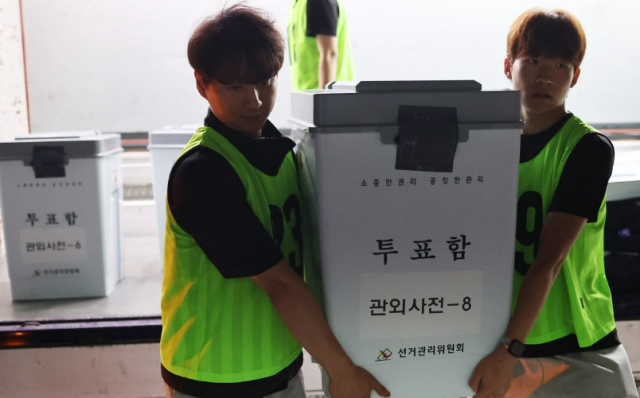제21대 대통령선거일인 지난 6월 3일 서울 서대문구 명지전문대 체육관에 마련된 개표소에 사전 투표 및 재외 국민 투표함 등이 도착하고 있는 모습 사진연합뉴스