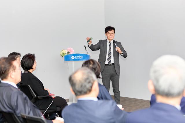 지난 24일 열린 경인지역대학총장협의회에서 조명우 총장이 인하대에 대한 설명을 하고 있다  사진인하대
