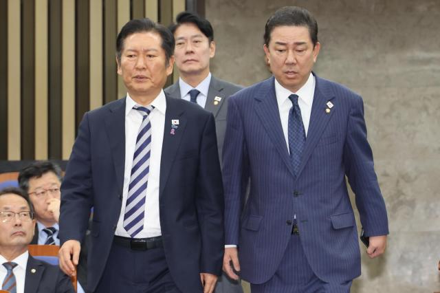 더불어민주당 정청래 대표와 김병기 원내대표가 26일 서울 여의도 국회에서 본회의를 앞두고 열린 의원총회에 참석하고 있다사진연합뉴스