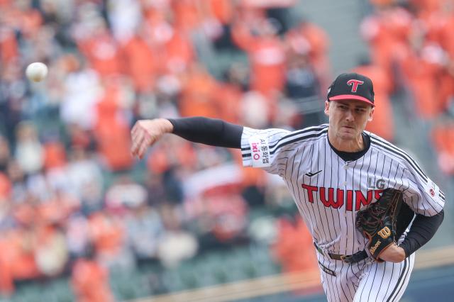 26일 서울 잠실야구장에서 열린 2025 프로야구 KBO리그 포스트시즌 한국시리즈 1차전 한화 이글스와 LG 트윈스의 경기 LG 선발투수 톨허스트가 역투하고 있다 톨허스트는 6이닝 동안 삼진 7개를 뽑으며 7피안타 2실점으로 퀄리티스타트선발 6이닝 이상 3자책점 이하 투구를 펼치며 승리투수가 됐다 사진연합뉴스