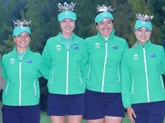 26일 경기도 고양시 뉴코리아CC에서 열린 LPGA 한화라이프플러스 인터내셔널 크라운 결승전에서 미국을 제치고 우승한 호주 대표팀이 왕관을 쓰고 기뻐하고 있다 사진연합뉴스