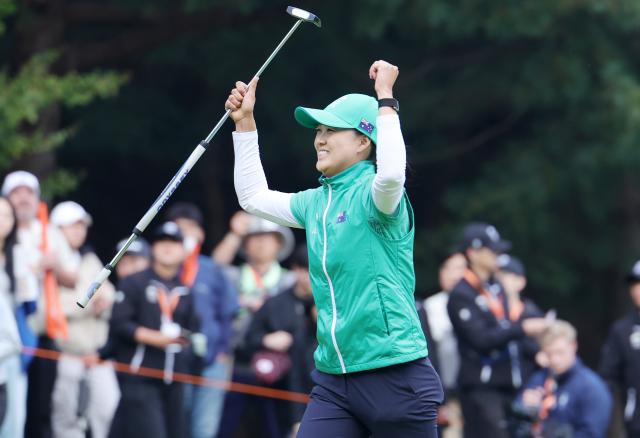 26일 경기도 고양시 뉴코리아CC에서 열린 LPGA 한화라이프플러스 인터내셔널 크라운 결승전 17번홀에서 이민지가 우승을 확정한 후 두 손을 번쩍 들고 기뻐하고 있다 사진연합뉴스
