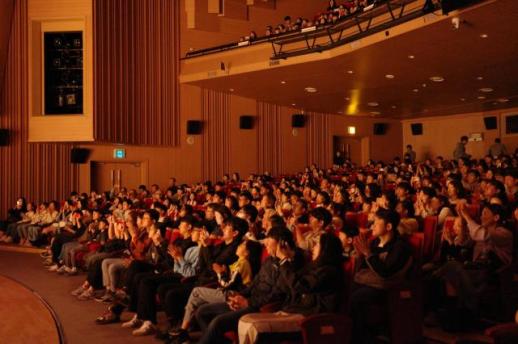 포항제철소, 효자아트홀서 100만 부 베스트셀러 원작 불편한 편의점 연극 성황