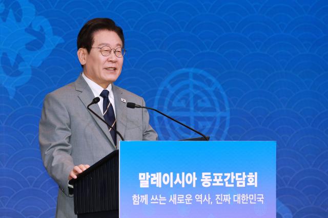 이재명 대통령이 26일 말레이시아 쿠알라룸푸르 한 호텔에서 열린 동포 만찬 간담회에서 인사말을 하고 있다 사진연합뉴스