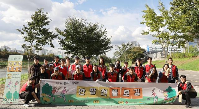 롯데이노베이트 임직원이 지난 24일 서울 금천구 안양천 일대에서 플로깅을 실시했다 사진롯데이노베이트