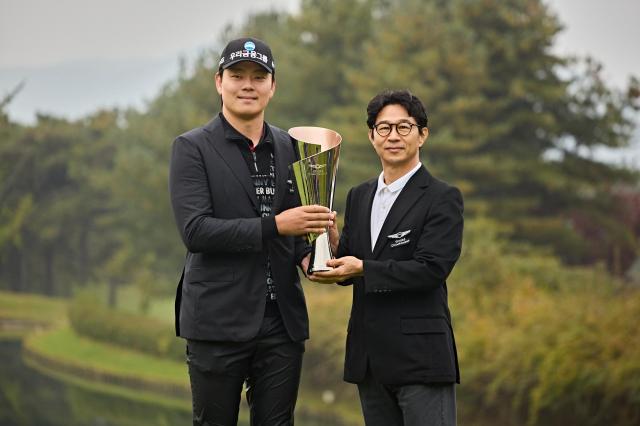 2025 제네시스 챔피언십 우승자 이정환왼쪽 선수가 송민규 제네시스사업본부장과 기념 촬영을 하고 있다사진현대차
