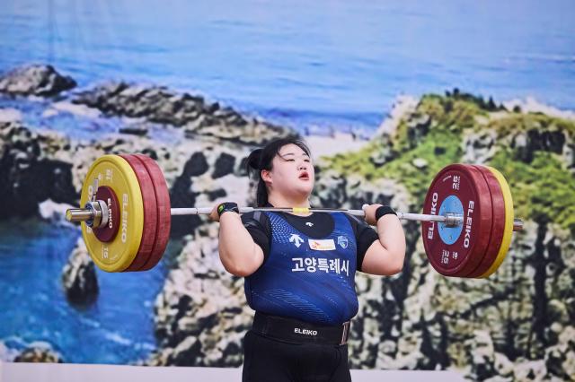 SK텔레콤은 자사가 후원하는 아마추어 스포츠 선수들이 제 106회 전국체육대회에서 값진 성과를 올렸다고 밝혔다 사진은 이번 대회에서 3관왕에 오른 역도 박혜정 선수가 바벨을 들어올리는 모습사진SKT