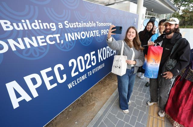 2025 아시아태평양경제협력체APEC 정상회의 주간을 하루 앞둔 지난 26일 경북 경주역에서 외국인 관광객들이 문화체육관광부가 설치한 외국인 관광객 환영 부스 관계자와 기념 촬영을 하고 있다 사진연합뉴스