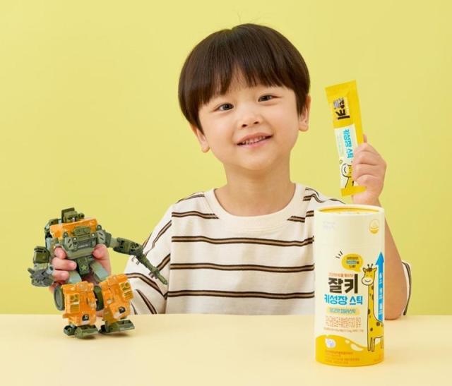 빙그레가 출시한 키성장 건강기능식품 ‘잘키 키성장 스틱’이 전국 약국 체인인 ‘온누리약국’에 공식 입점한다 사진빙그레