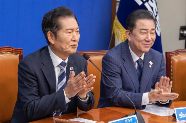 정청래 대표와 최고위원들이 27일 국회에서 열린 최고위원회의에서 코스피 4000을 축하하며 박수치고 있다 사진연합뉴스
