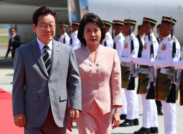 아세안 정상회의 참석차 말레이시아를 방문한 이재명 대통령과 김혜경 여사가 26일 쿠알라룸푸르 국제공항에서 차량으로 이동하고 있다 사진연합뉴스