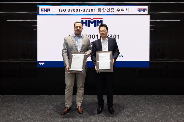 24일 여의도 사옥에서 개최된 ISO 37001 37301 인증서 수여식에서 최원혁 HMM 대표오른쪽와 포티스 캄푸리스 LRQA 아시아·태평양 총괄부사장이 기념사진을 촬영하고 있다 사진HMM
