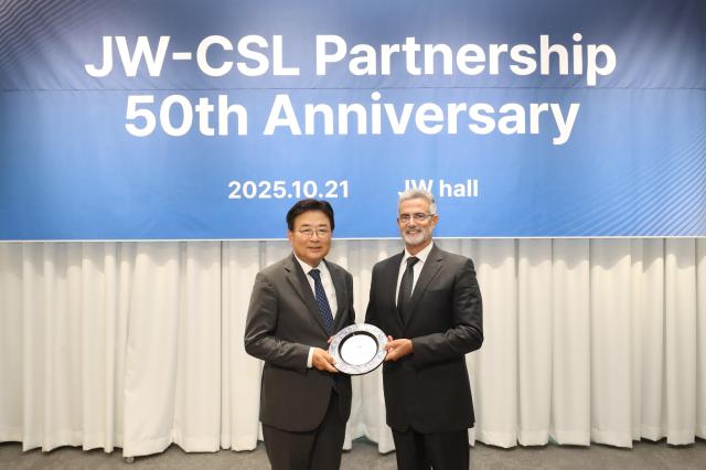 신영섭 JW중외제약 대표왼쪽이 안토니우 주르당 CSL 비포 글로벌 파트너 비즈니스 총괄에게 감사패를 전달하고 있다사진JW중외제약