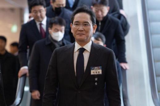 [JY, 취임 3주년] 10만 전자 폭죽 터진 날··· 침묵 속 실용주의 리더십