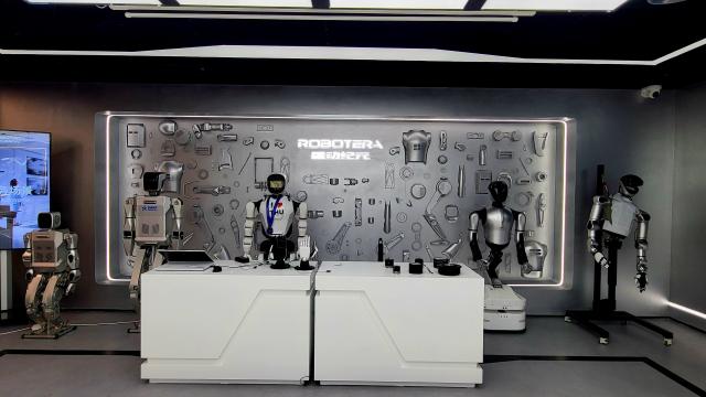 중국 휴머노이드 로봇 스타트업 로봇에라 전시관 싱둥 스타1 Q5 L7 등 휴머노이드 로봇과 엑스핸드1 등 주요 제품이 전시돼 있다  사진배인선 기자