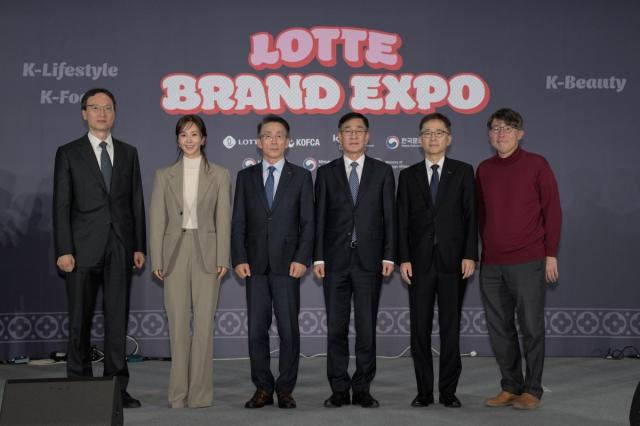 롯데 브랜드 엑스포 인 중앙유럽 행사에서 관계자들이 기념사진을 찍고 있다 왼쪽부터 추광호 한경협중기센터 센터장 소녀시대 유리 김재겸 롯데홈쇼핑 대표 함상욱 주오스트리아 한국대사 김현철 코트라 유럽지역본부장 임진홍 주오스트리아 한국문화원장사진롯데홈쇼핑