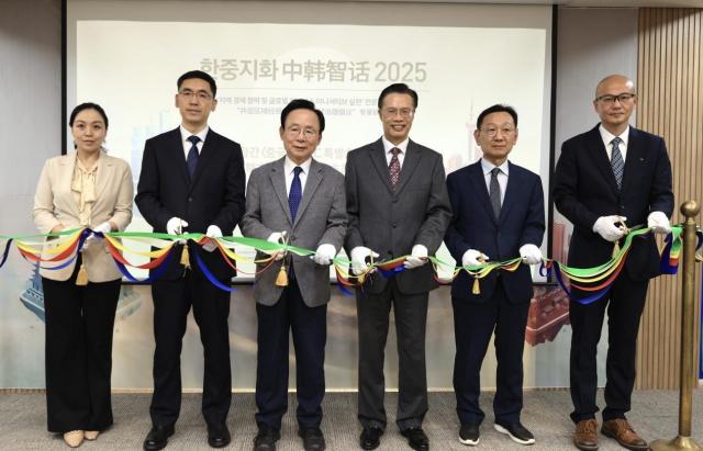 월간중국 2025 APEC 특별호 발간을 축하하는 테이프 커팅식에서 내빈들이 기념 촬영을 하고 있다