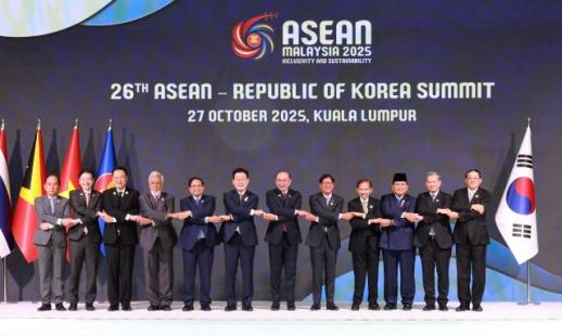 东盟与中日韩领导人会议合影