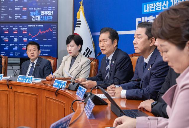 서울연합뉴스 황광모 기자  더불어민주당 정청래 대표가 27일 국회에서 열린 최고위원회의에서 코스피 4000 돌파와 관련한 발언을 하고 있다 20251027