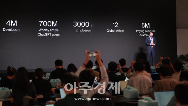 제이슨 권 OpenAI 최고전략책임자CSO가 10일 오전 서울 광진구 파이팩토리 스튜디오에서 열린 OpenAI코리아 기자회견에서 OpenAI코리아의 공식 출범을 발표하고 있다 20250910사진유대길 기자 dbeorlf123ajunewscom