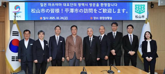 왼쪽에서부터평택시 손정호 정책보좌관 조원경 기획항만경제실장 김상모 문화국제국장 정장선 시장 마쓰야마 시 후지타 히토시 부시장 관광국제교류과 담당과장 키야스 요시타카 고향납세경영지원과장 니시무라 히데노리 비서과 야마자키 료우 관광국제교류과 니이라 유우카 사진평택시