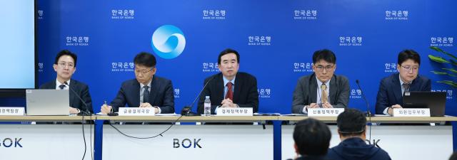 왼쪽부터 박준홍 금융결제국 금융결제국 결제정책팀장 이병목 금융결제국장 김철 금융결제국 결제정책부장 봉관수 통화정책국 신용정책부장 김신영 국제국 외환업무부장 한국은행