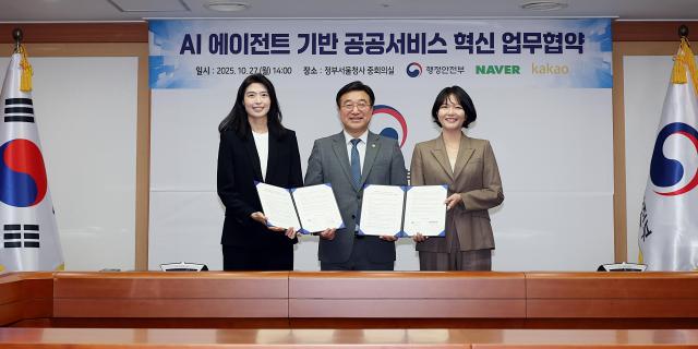 27일 오후 서울 종로구 정부서울청사에서 열린 AI 에이전트 기반 공공서비스 혁신 업무협약식에서 윤호중가운데 행정안전부 장관 최수연오른쪽 네이버 대표 정신아왼쪽 카카오 대표가 기념촬영을 하고 있다