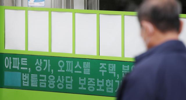  26일 부동산 빅데이터업체 아실아파트실거래가에 따르면 전날 기준 서울의 전세 매물은 2만4천898건으로 2년 전인 2023년 10월 25일 3만2천242건 대비 228 줄었다 특히 노원구-551 중랑구-546 도봉구-518 금천구-513 등 상대적으로 서민들이 많이 거주하는 서울 외곽 지역에서 매물이 50 넘게 감소했다
    26일 노원구 수락산역 인근 한 부동산 안내판이 비어 있다  사진연합뉴스