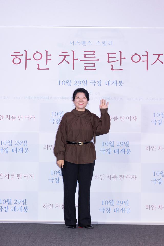 영화 하얀 차를 탄 여자 이정은 사진바이포엠스튜디오