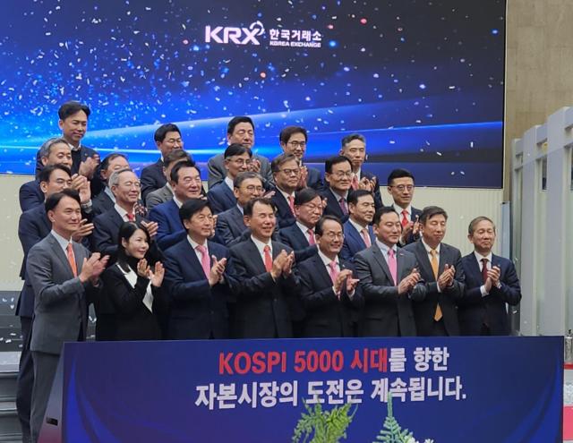 27일 장 마감 후 한국거래소 서울사무소에서 열린 코스피 4000 돌파 기념식에서 참가자들이 기념사진을 촬영하고 있다 사진류소현 기자