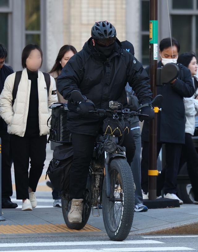 서울 아침 기온이 4도까지 떨어지면서 초겨울 날씨를 보이는 27일 서울 종로구 광화문 세종대로 사거리에서 출근길 시민들이 발걸음을 옮기고 있다