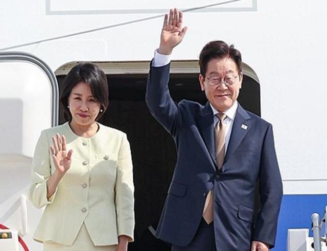 아세안 정상회의 일정을 마치고 귀국하는 이재명 대통령과 김혜경 여사가 27일 말레이시아 쿠알라룸푸르 국제공항에서 공군 1호기에 올라 환송객들에게 인사하고 있다 사진연합뉴스
