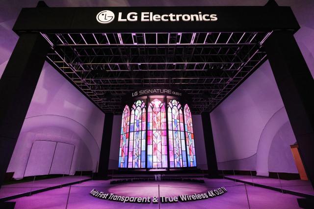 무선∙투명 TV LG 시그니처 올레드 T 28대로 구성한 초대형 샹들리에의 모습 사진LG전자