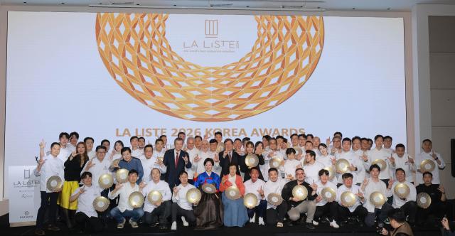 지난 27일 오후 인천 중구 영종도 파라다이스시티에서 열린 라 리스트La Liste 가 라 리스트 코리아 2026La Liste Korea 2026 10주년 기념 갈라  어워즈에서 수상자들이 기념촬영을 하고 있다 사진유대길 기자 dbeorlf123ajunewscom