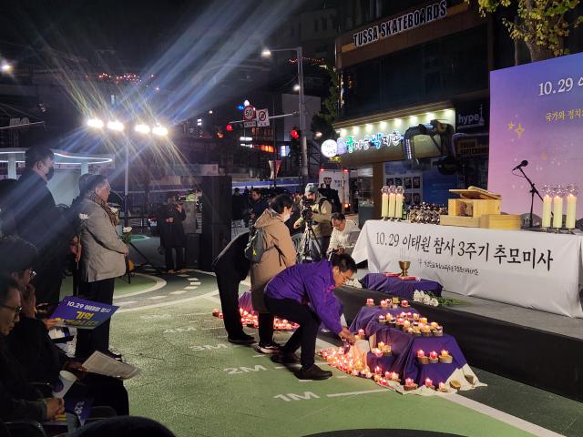 10·29 이태원 참사 3주기를 이틀 앞둔 27일 오후 6시 34분 이태원 거리에는 159개의 촛불이 바람에 일렁였다 사진연합뉴스
   