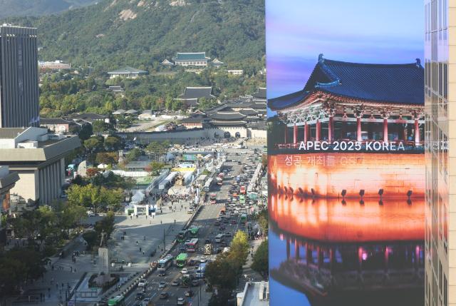 2025 경주 아시아태평양경제협력체APEC 정상회의 주간이 시작된 27일 광화문네거리 한 빌딩 전광판에 APEC 성공개최를 기원하는 기업의 홍보 영상이 나오고 있다 사진연합뉴스