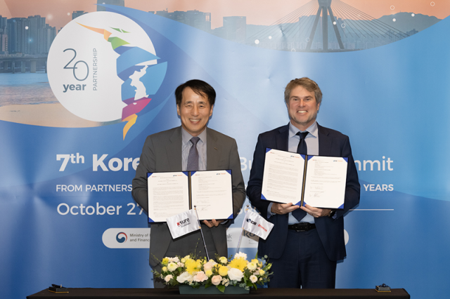 장영진 한국무역보험공사 사장왼쪽이 27일 서울 여의도 콘래드 호텔에서 IDB Invest와 업무협약을 체결한 후 기념 촬영을 하고 있다사진한국무역보험공사