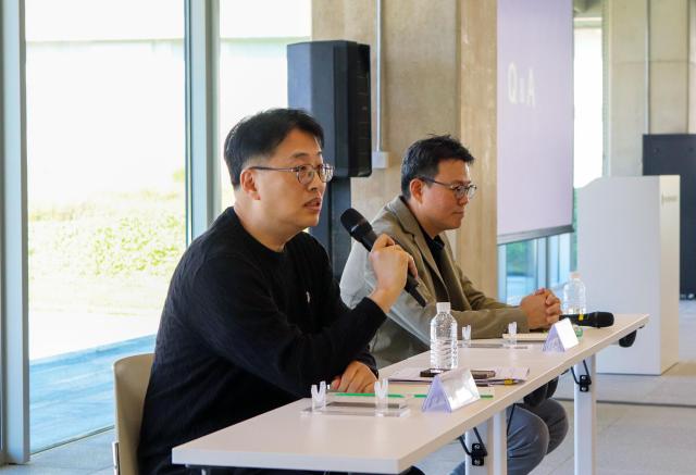 노상민 네이버클라우드 데이터센터 통합센터장이 테크밋업 QA 중 기자의 질문에 답변을 하고 있다 사진네이버클라우드