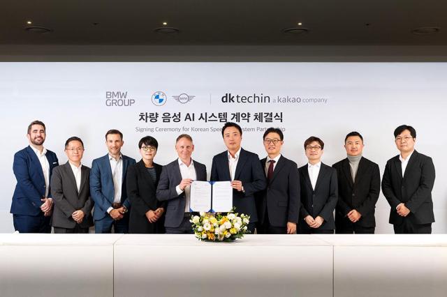 이원주 디케이테크인 대표왼쪽에서 6번째와 안드레아스 스툼 BMW그룹 RD센터 코리아 총괄왼쪽에서 5번째 등이 ‘BMW 한국어 음성 AI  시스템 구축 사업’을 위한 계약 체결식에 참가했다 사진디케이테크인 