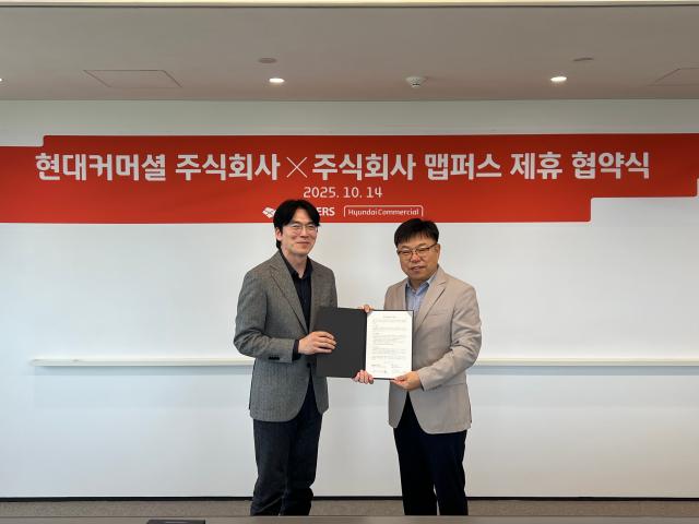 김명준오른쪽 맴퍼스 대표가 김재완 현대커머셜 산업금융본부장과 업무 협약을 체결하고 기념촬영을 하고 있다사진맴퍼스