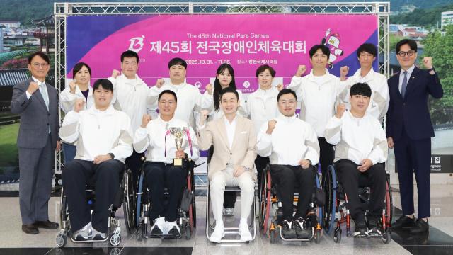 배동현 이사장앞줄 가운데이 BDH 파라스와 기념사진을 촬영하고 있다 사진BDH재단