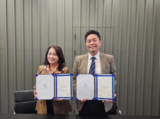금융과행복네트워크 정운영이사장왼쪽 국제디지털자산위원회 원은석 이사장우 ‘디지털자산 소비자보호·건전생태계 구축’ 업무협약을 맺은 후 촬영하는 모습 사진금융과행복네트워크