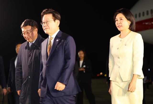 한-아세안 정상회의를 마친 이재명 대통령이 27일 경기 성남 서울공항에 도착해 공군1호기에서 내려 차량으로 이동하고 있다사진연합뉴스