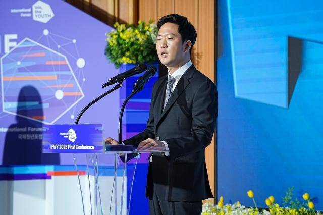 지난 27일 오후 서울 한양대 백남학술정보관에서 열린 ‘국제청년포럼IFWY 파이널 컨퍼런스’ 개막식에서 격려사를 하는 이재상 하이브 대표이사 사진하이브