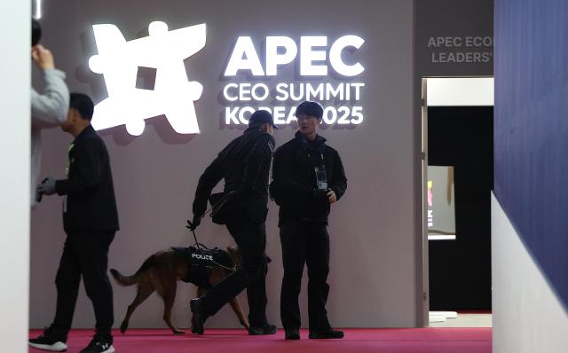 2025 경주 아시아태평양경제협력체APEC CEO 서밋 개막일인 28일 경북 경주시 경주예술의전당 APEC CEO 서밋 행사장에서 경찰특공대와 경찰견이 안전점검을 하고 있다 20251028 사진연합뉴스